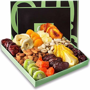 коробка с фруктами и орехами