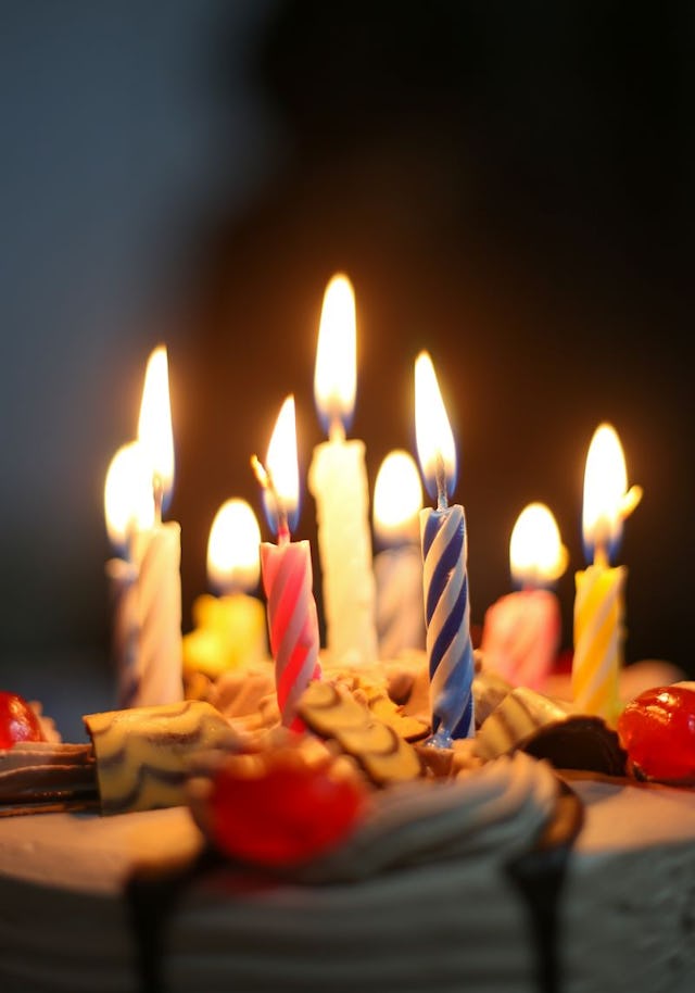 Pastel De Cumpleaños Con 50 Velas. Feliz Año Fiesta De Aniversario