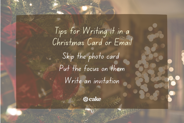 Список советов, как поздравить скорбящего человека с Рождеством в рождественской открытке или электронном письме поверх изображения праздничных украшений